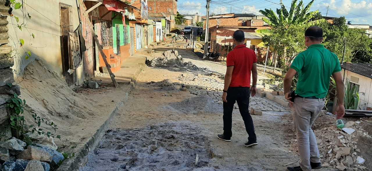 Secretaria de Obras conclui calçamento da rua da Jaqueira e recupera muro e rua na Getúlio Vargas